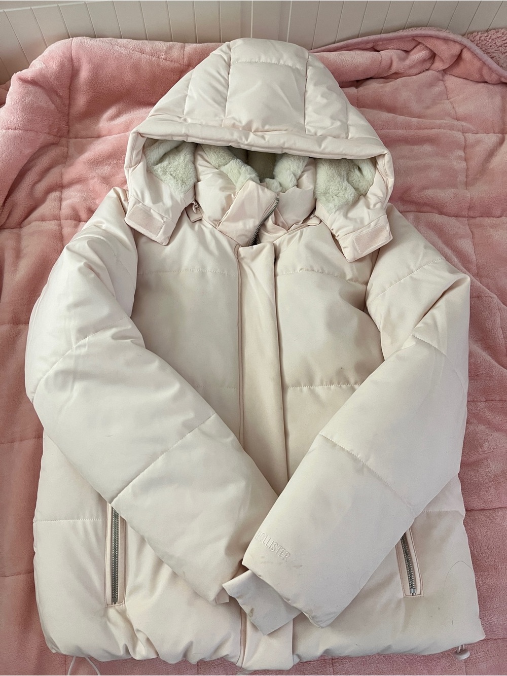 Hollister Women’s Pink Puffer Jacket BARELY WORN